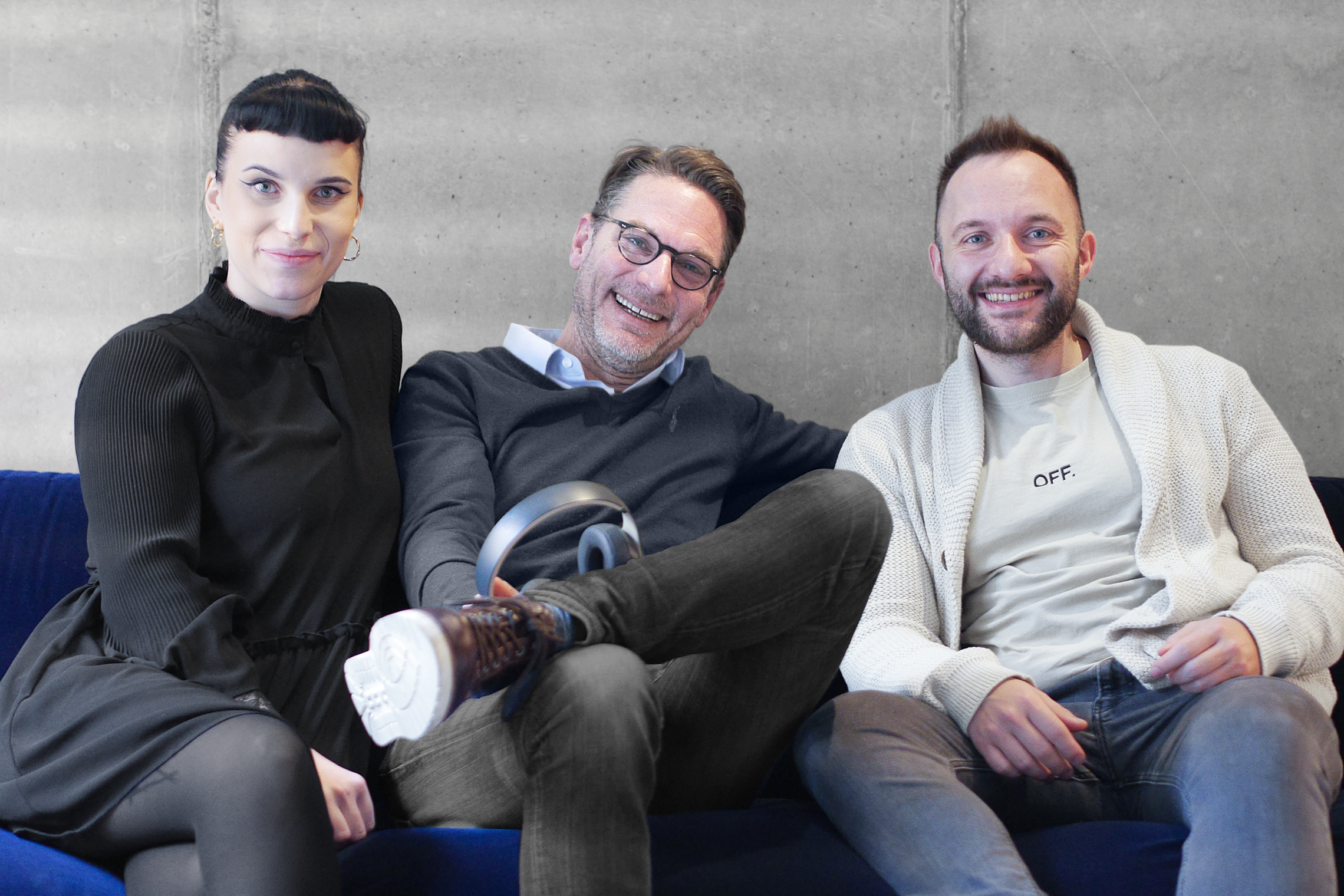 Jana, Timo und Dr. Naumann gemeinsam auf einer Couch